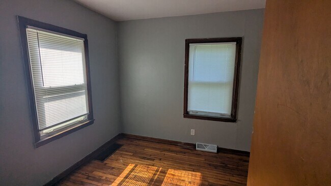 Building Photo - 2 bedroom, 1 bath house
