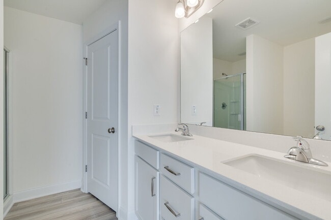 Building Photo - 3-Bed Townhouse in Franklinton with Update...