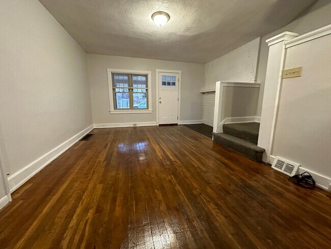 Building Photo - Outstanding 3BR Townhome with Lots of Outdoor Space! Give Us a Call for a Tour!