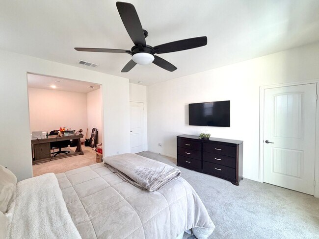 Building Photo - Resort-Style Pool Home with Mother-in-Law Suite,  RV Access & Included SOLAR Near Heritage Lake