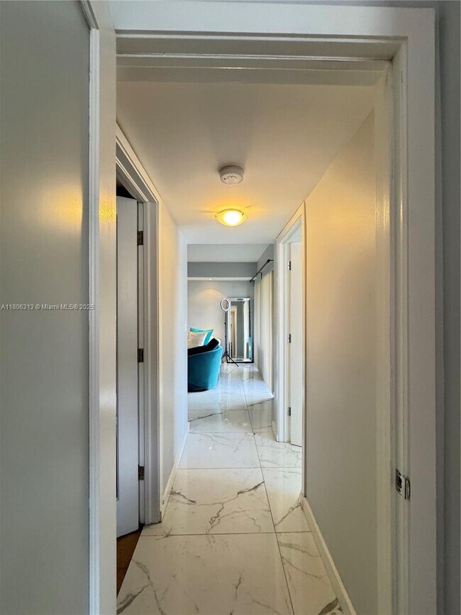 Building Photo - 9701 Fontainebleau Blvd