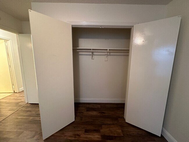 Building Photo - 5415-5415 Brookhollow Dr