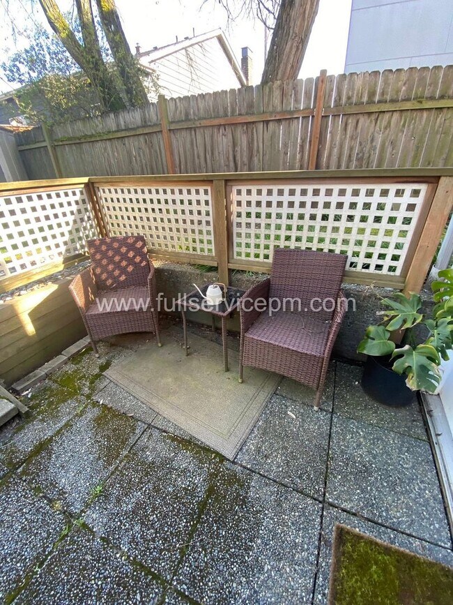 Building Photo - 8008 Roosevelt Way NE