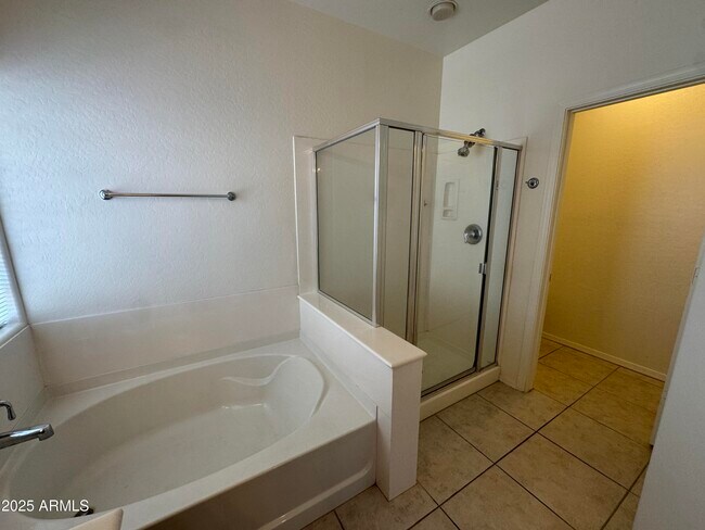 Building Photo - 3323 E Roadrunner Dr