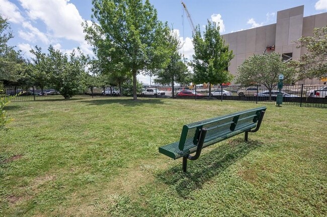 Building Photo - 1620 Bryant Dr