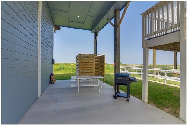 Building Photo - 1049 Sunset Cir