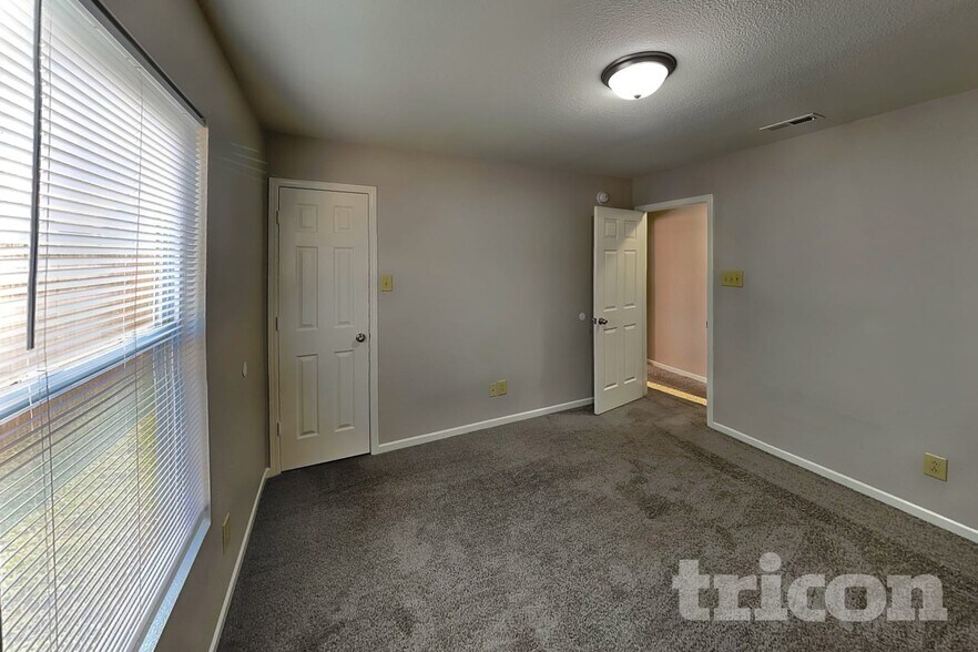 Building Photo - 8039 Retreat Ln