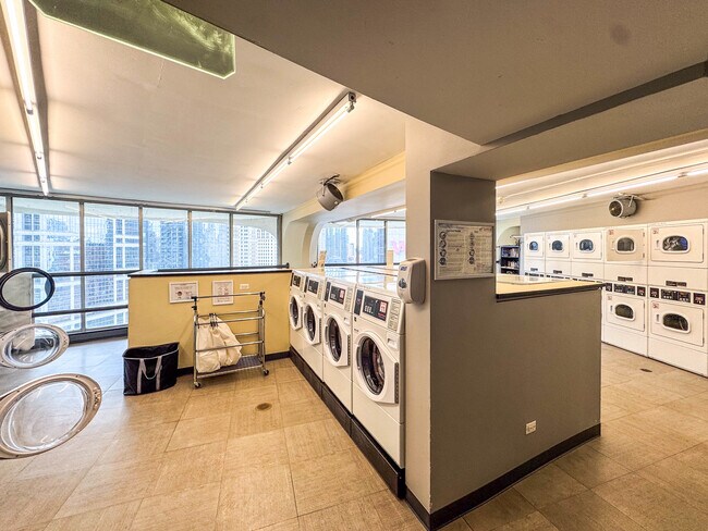 Building Photo - 300 N State St