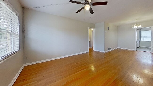 Building Photo - Cute and Charming Renovated Apartment!