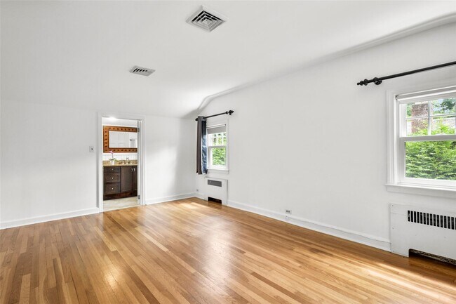 Building Photo - 721 Forest Ave