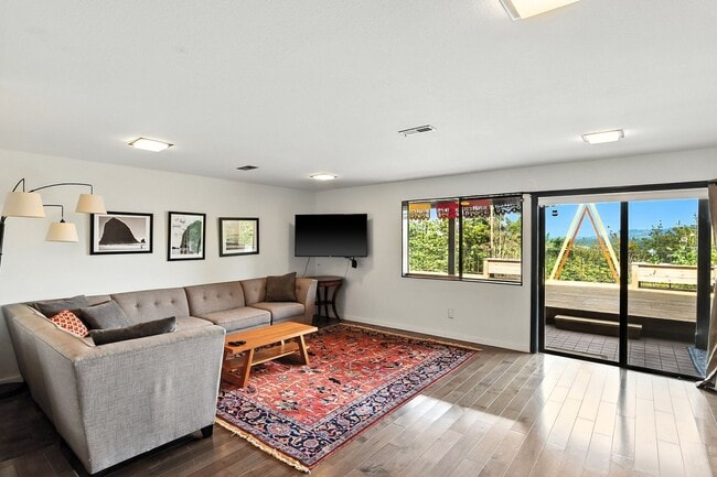Building Photo - Stunning 1 Bed + Bonus Room/1 Bath Lower-L...