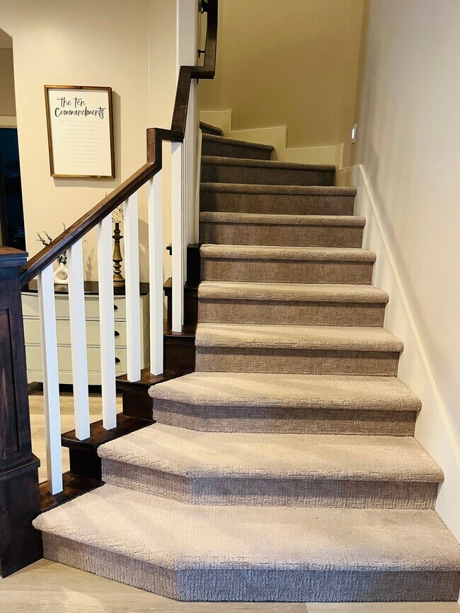 Building Photo - 2721 Hazel Dr