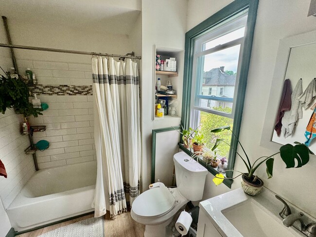 Building Photo - Newly renovated spacious 4 bedroom home in...