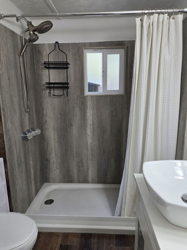 Building Photo - Great Two Bedroom Close To Midtown
