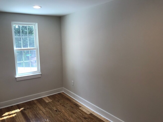 Building Photo - Beautifully renovated townhome in West Che...