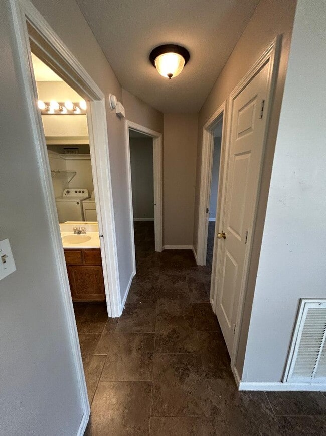 Building Photo - 103 Jewel Cove