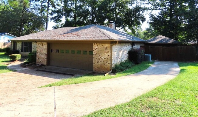 Building Photo - Gorgeous 3 Bedroom Home w/Workshop in Tyler!