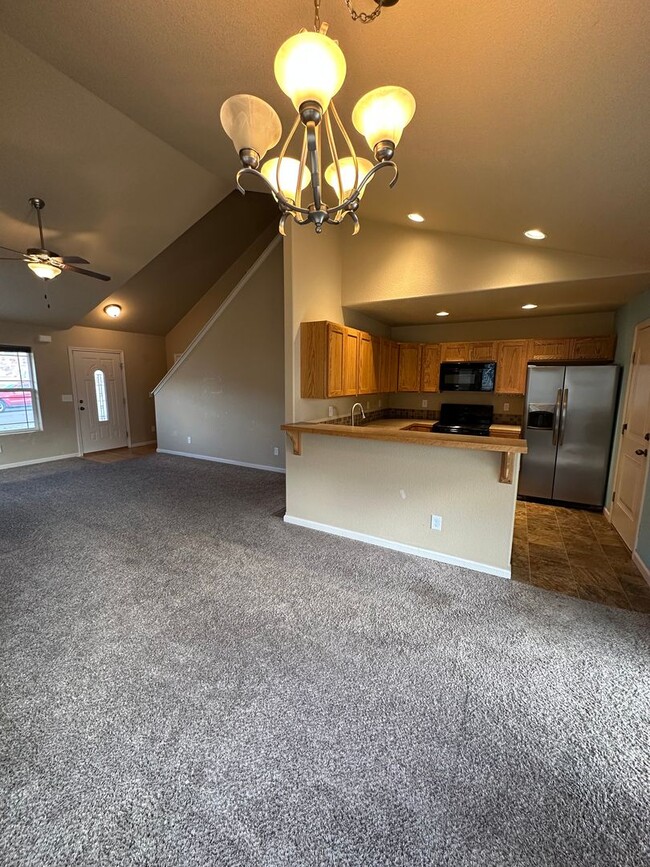 Building Photo - 4 BEDROOM, 3.5 BATHROOM, SINGLE FAMILY HOM...