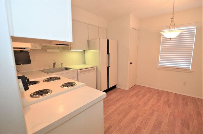 Building Photo - Tara Condos 2 Bed 1 Bath Apt NW 63rd & May...