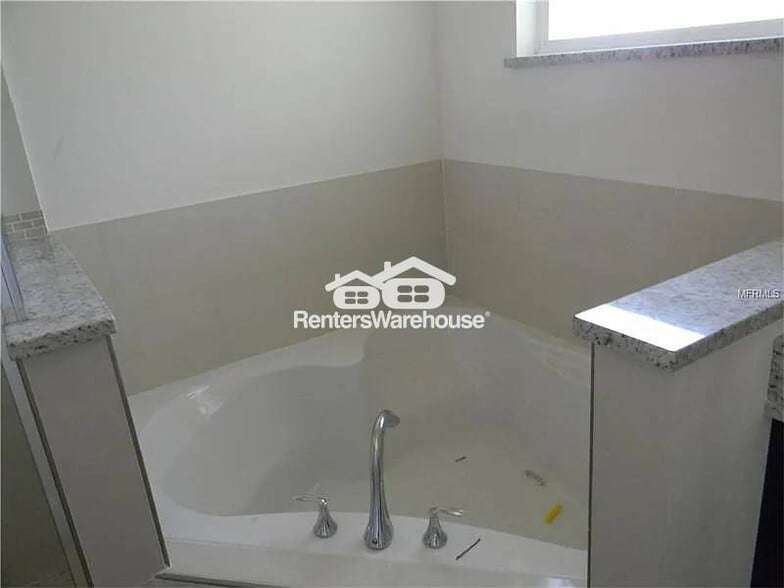 Building Photo - 701 Armadillo Dr