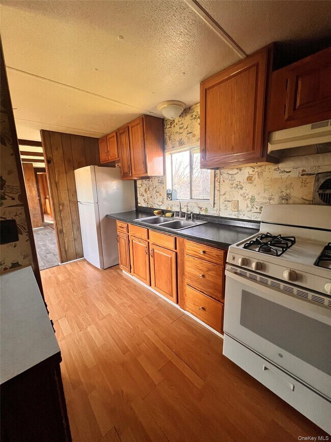 Building Photo - 373 Bruyn Turnpike