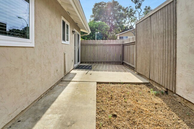 Building Photo - Nice two bedroom/one bath townhome in UTC....