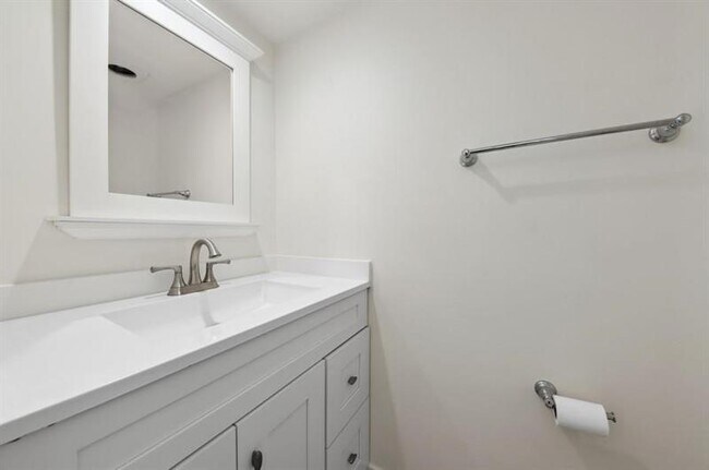 Building Photo - 6491 Bay Club Dr