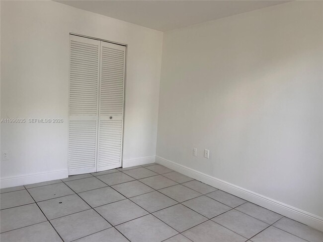 Building Photo - 1720 NW N River Dr