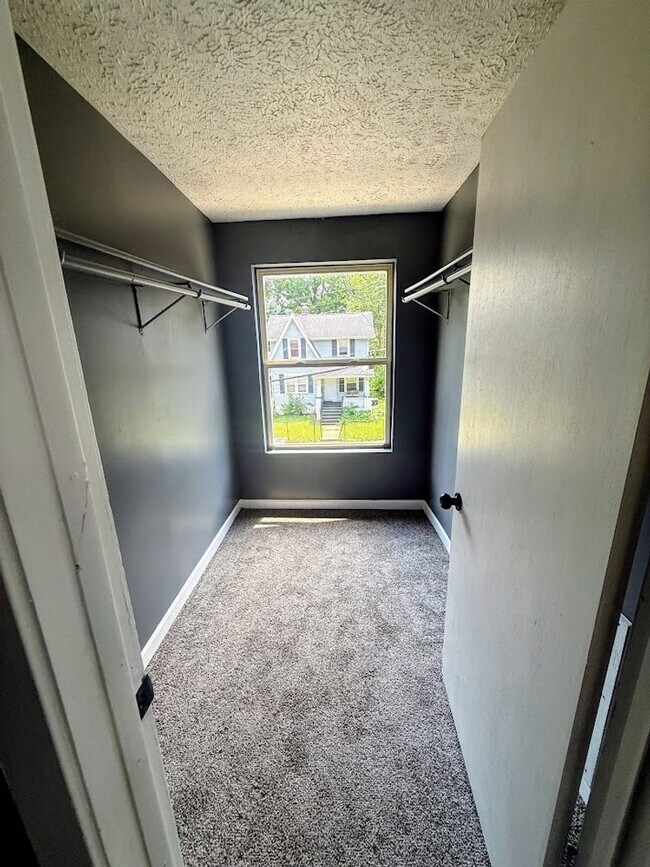 Building Photo - Three bedroom one bathroom single-family home for rent