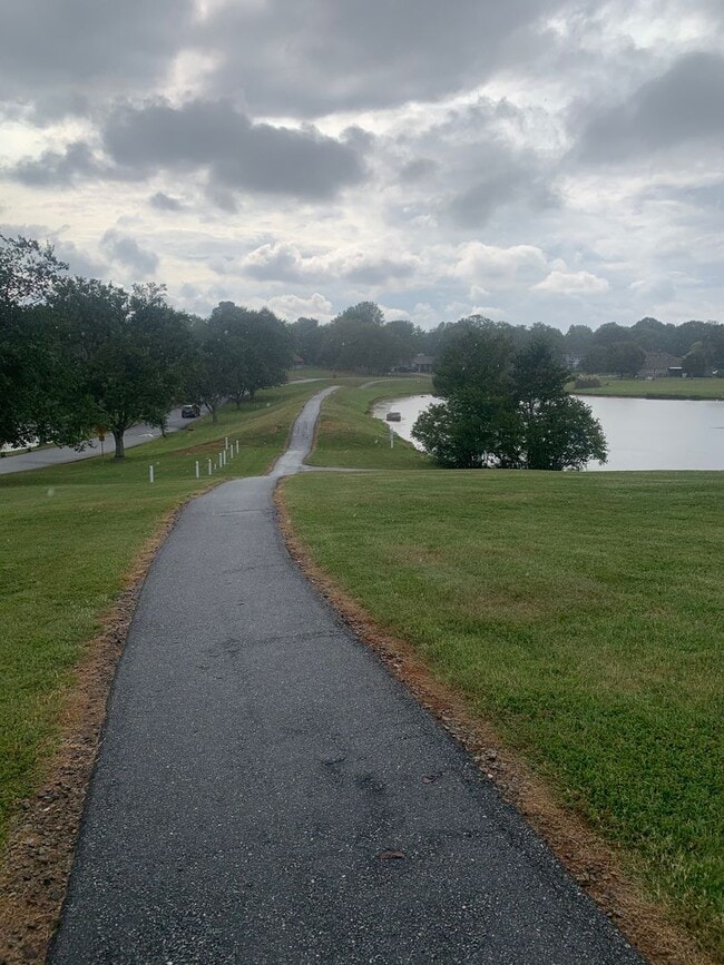 Building Photo - Spacious 3/3 Available For Move In Now