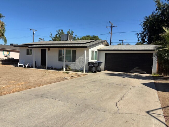 Building Photo - 1136 W Wren Ave
