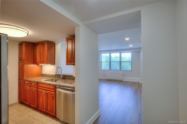 Building Photo - 300 E Overlook