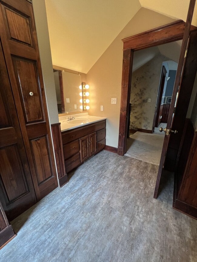 Building Photo - Spacious 4 Bedroom, 2 Bathroom Home