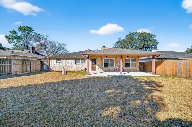 Building Photo - 6231 S Briar Knoll Dr