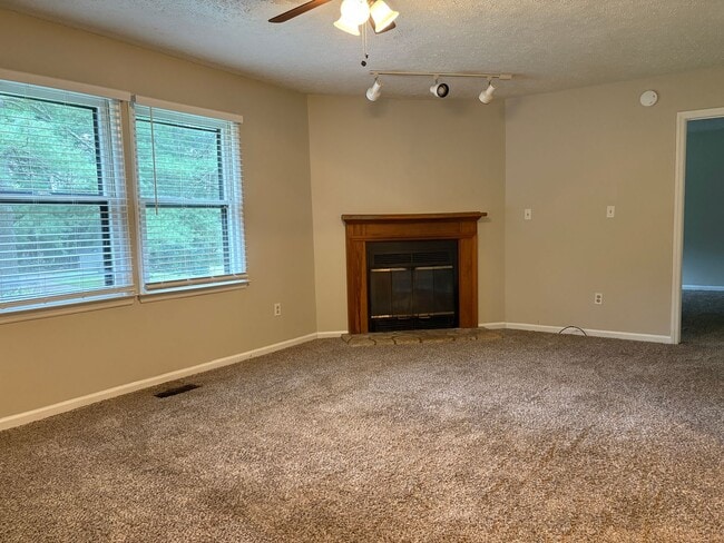 Building Photo - COMING SOON - 3 Bedroom, 1 Bathroom House ...