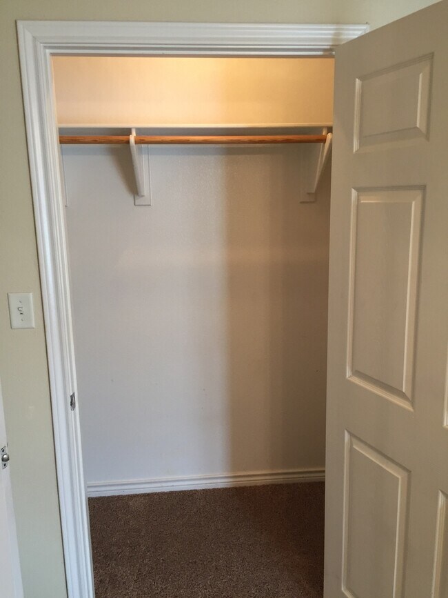 Building Photo - College Station. - 3 bedroom/3 bath Duplex, fenced in back yard, ready for an August 2026 move in.