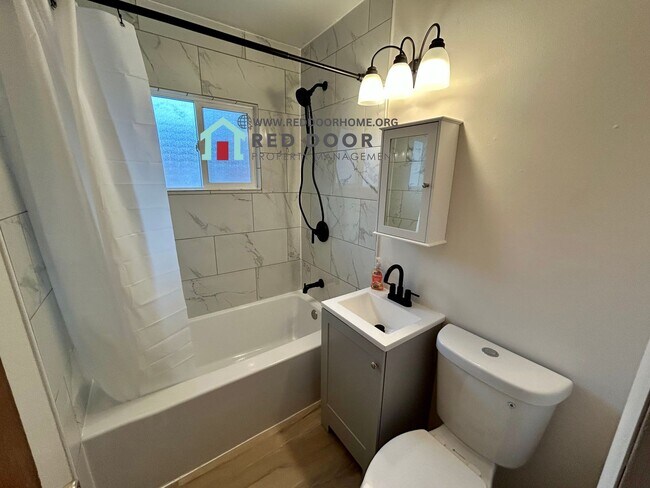 Building Photo - Spacious 4-Bedroom Apartment – Recently Re...