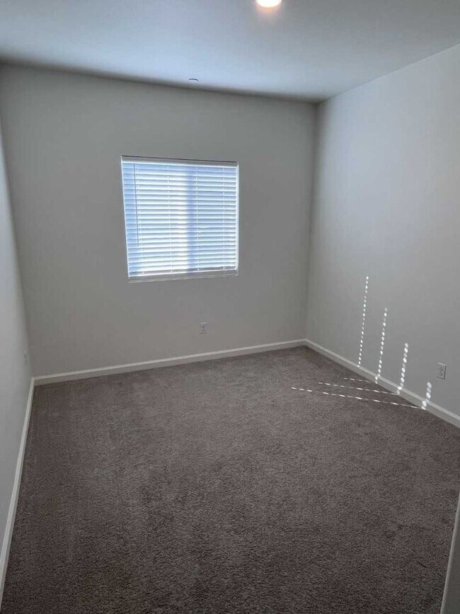 Building Photo - BEAUTIFUL NEWER HOME IN WEST ROSEVILLE!!