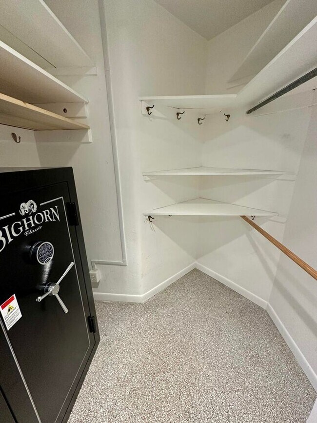 Building Photo - 212 Kings Lynn