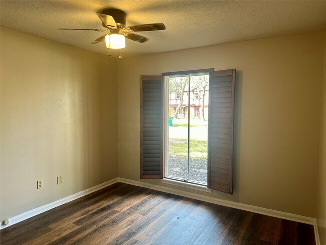 Building Photo - 103 Wroxton Dr