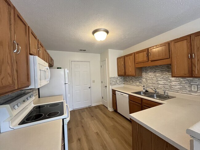 Building Photo - FRESHLY UPDATED RENTAL W/ FIREPLACE & FENC...