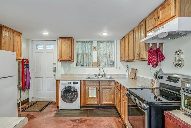 Building Photo - 3245 Kings Ln