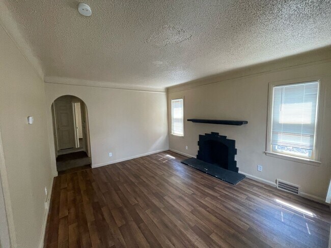 Building Photo - 11806 Wilshire Dr