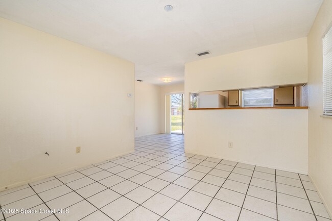 Building Photo - 557 Cox St