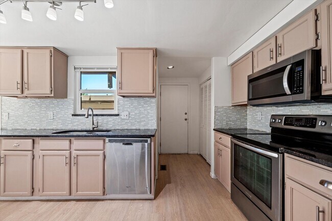 Building Photo - Comfort, Convenience & Style in the Heart of Greenwood Village