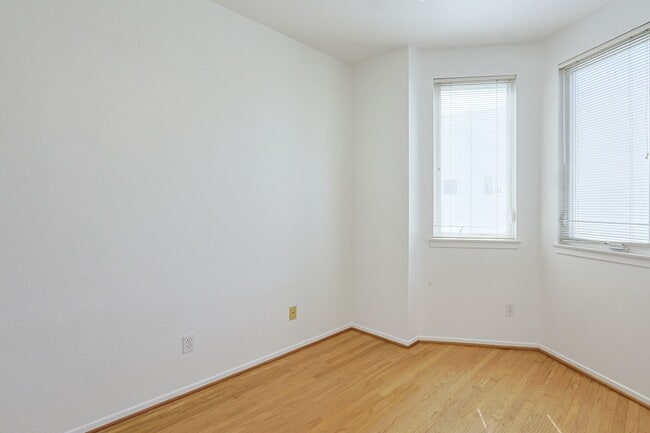 Building Photo - 2 Bed / 2.5 Bath Condo – Walk to Balboa Park!