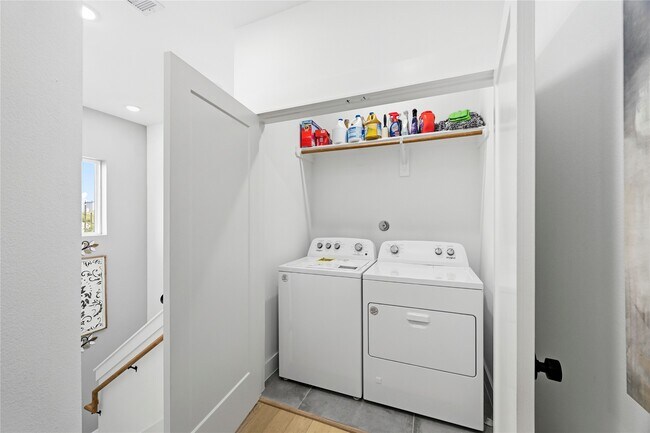 Building Photo - 2502 Tuam St