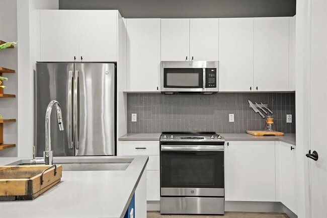 Building Photo - 800 Embassy Dr