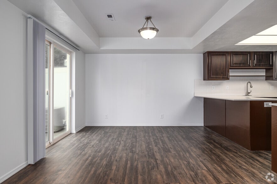 4BR, 3.5BA - 2,550SF - Dining Room/ - Legacy Springs