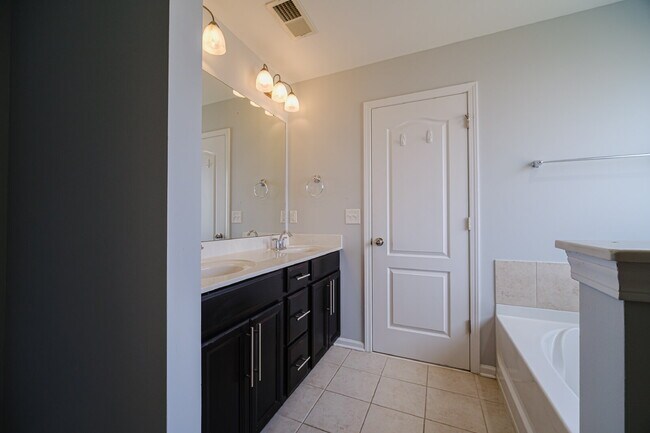 Building Photo - 1089 Wallace Lake Rd